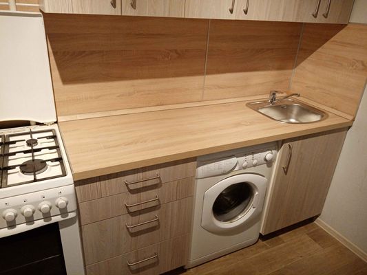 Удалены шкафы, демонтированы столешницы, сняты полки, отключена техника, убраны раковина и смеситель, разобраны панели, освобождены коммуникации, очищено пространство.