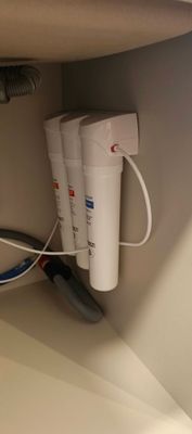 Установка проточного фильтра под мойку