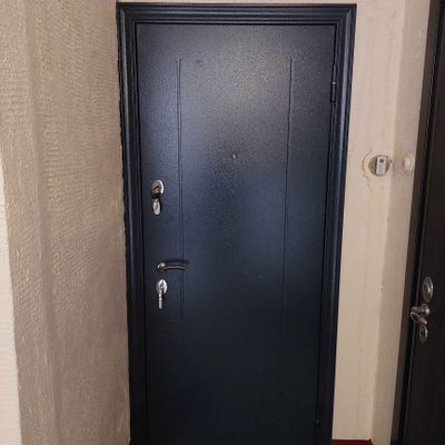 Установлена новая металлическая дверь, закреплены петли, врезаны замки, отрегулирована фурнитура, произведена герметизация проема, обеспечена надежная изоляция.