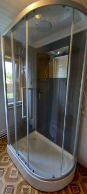 Установлена кабина с низким поддоном: закреплены стеклянные панели, смонтированы двери, подключены коммуникации, проверена герметичность, установлены аксессуары, завершена отделка.