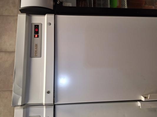 Проведена замена компрессора, устранена утечка хладагента, отрегулирована температура, проверена герметичность уплотнителей, очищены конденсаторные решетки, восстановлена работа термостата.