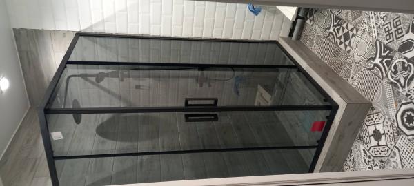 Установлена душевая кабина: смонтированы стеклянные панели, закреплены дверцы, подключены смеситель и лейка, герметизированы швы, проверена герметичность, выполнена отделка плиткой.