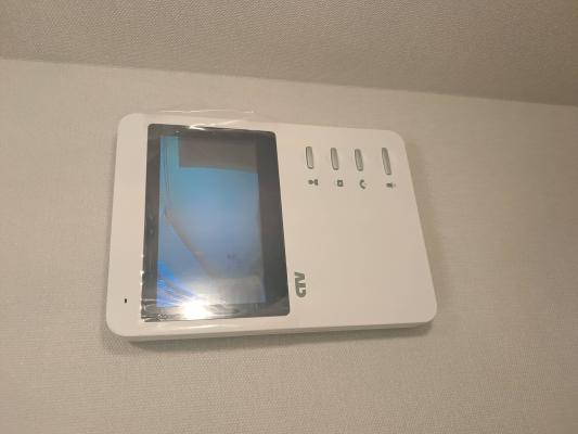 Монтаж комплекта видеодомофона (монитор + накладная вызывная панель)