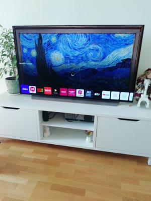 Экран аккуратно установлен на тумбу, подключены все необходимые кабели, проверена работоспособность устройства, изображение отображается корректно, обеспечена устойчивость конструкции.