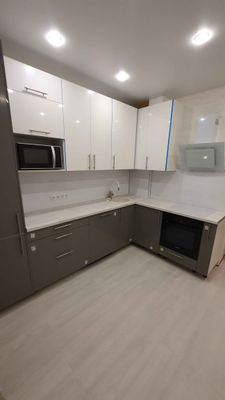 Установлены шкафы, смонтирована столешница, подключена мойка, встроена техника, закреплены фасады, установлены ручки, выполнена подгонка элементов, завершена отделка.