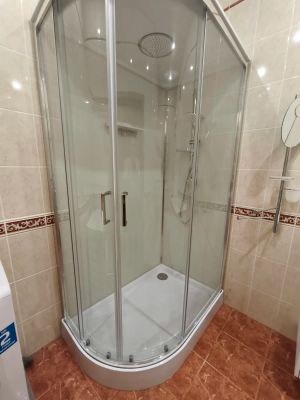 Установка душевой кабины шириной до 120 см