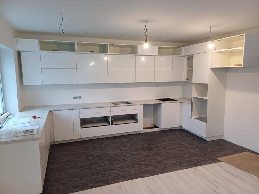 Собраны шкафы, установлены фасады, закреплены полки, вмонтирована столешница, подключена мойка, выровнены поверхности, прикреплены ручки, выполнена подгонка элементов, завершена сборка.