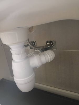 Установка ниппеля для смесителя Установка комплекта: Тумба + Раковина + смеситель + зеркало