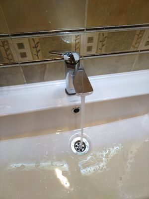 Установка душевой стойки (верхнего душа) без смесителя Установка комплекта: Тумба + Раковина + смеситель + зеркало