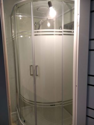 Установлена современная душевая конструкция с прозрачными дверцами, заменившая старую ванну. Проведены работы по монтажу, подключению сантехники и герметизации стыков.