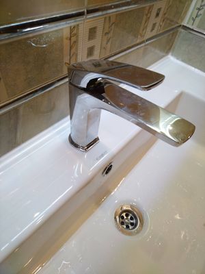 Установка душевой стойки (верхнего душа) без смесителя Установка комплекта: Тумба + Раковина + смеситель + зеркало