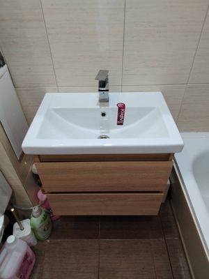 Установка раковины с тумбой