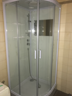 Установлена новая душевая конструкция: закреплены стеклянные панели, подключены водопроводные шланги, смонтирован поддон, герметизированы швы, проверена работа смесителя и дверей.