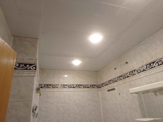 Установлены панели, закреплены направляющие, встроены светильники. Потолок ровный, без зазоров, гармонично вписывается в интерьер, создавая современный и аккуратный вид помещения.