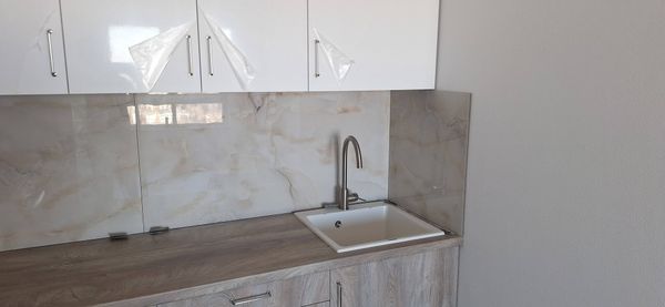 Снятие одного слоя обоев и клея с стен