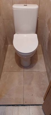 Установлено сантехническое оборудование, подключено к водопроводу и канализации, герметично закреплено на полу, проверена функциональность и отсутствие протечек.