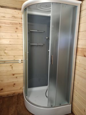Установлена душевая конструкция с низким основанием. Подключены водопроводные коммуникации, закреплены панели, отрегулированы дверцы, проверена герметичность соединений.