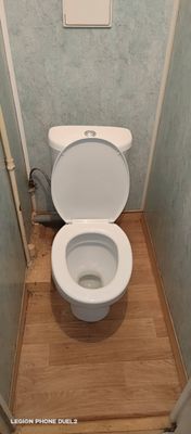 Установлено новое сантехническое оборудование, подключены коммуникации, проверена герметичность соединений, произведена уборка рабочего места. Обновленный интерьер завершен.
