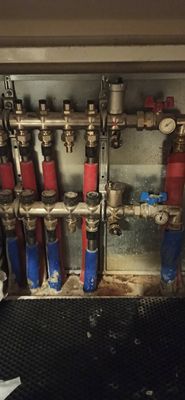 Установлены распределительные коллекторы для трубопроводов, подключены вентили, манометры, обеспечено соединение с системой. Завершён монтаж, проверена герметичность, обеспечена функциональность.