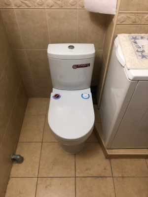 Установлено сантехническое оборудование: закреплено на полу, подключено к водопроводу и канализации, проверена герметичность соединений, проведена регулировка бачка, обеспечена функциональность.