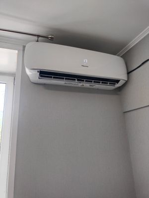 Проведена очистка фильтров, проверка уровня хладагента, осмотр дренажной системы, тестирование работы устройства, устранение загрязнений, проверка соединений, настройка параметров.