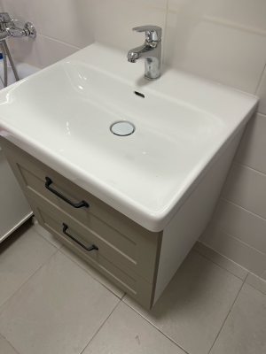 Установка раковины с тумбой