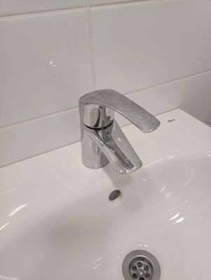 Установлен новый смеситель, подключены трубы к раковине, обеспечено надежное соединение для подачи горячей и холодной воды, проверена герметичность, выполнена чистовая отделка.