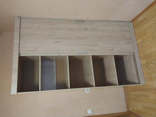 Собран корпус, установлены полки, закреплены направляющие, навешены двери, проверена плавность хода, отрегулированы зазоры, обеспечена устойчивость конструкции, завершена установка.