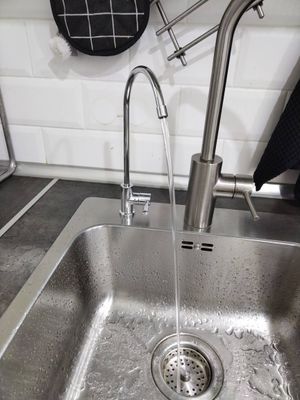 Установка проточного фильтра под мойку