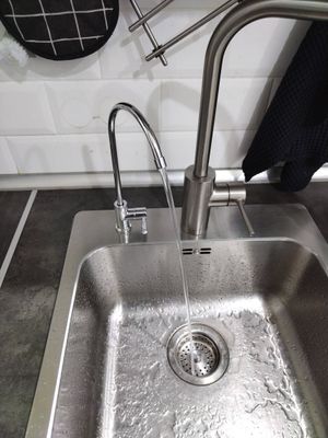 Установка проточного фильтра под мойку