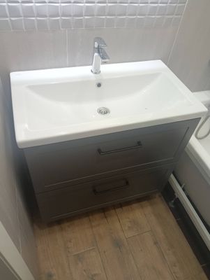 Установка ниппеля для смесителя Установка комплекта: Тумба + Раковина + смеситель + зеркало