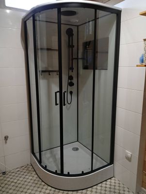 Установлена душевая конструкция с низким основанием. Закреплены стеклянные панели, подключены смеситель и лейка. Проверена герметичность соединений, обеспечена устойчивость конструкции.