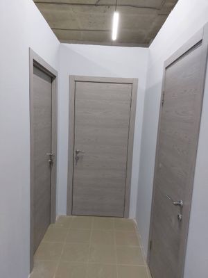 На межкомнатных дверях установлены замки. Проведены работы по вырезанию отверстий, закреплению механизмов, монтажу ручек. Все элементы надежно зафиксированы и функционируют исправно.