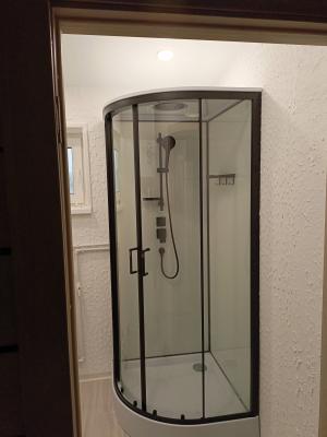 Установка душевой кабины шириной до 90 см