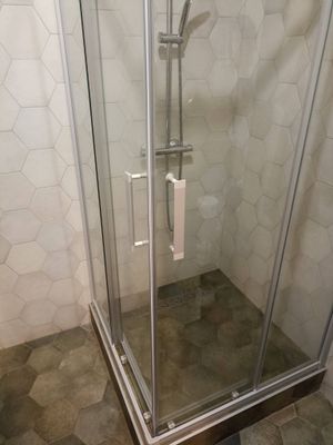 Герметизация стыков душевой кабины