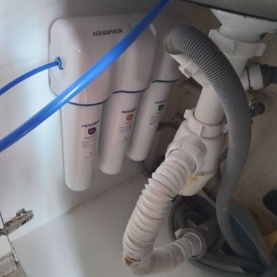 Установка проточного фильтра под мойку