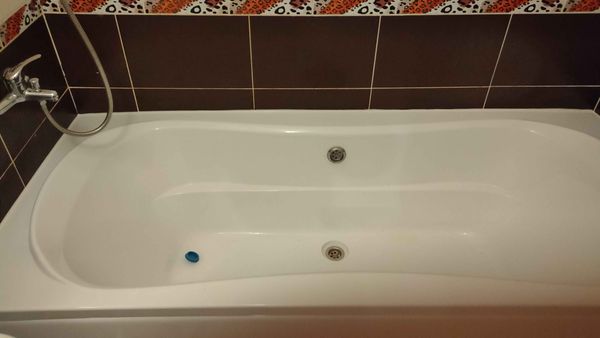 Угловая ванна установлена, подключены коммуникации, герметизация швов выполнена, проверена работа слива и крана, проведена отделка плиткой, обеспечена устойчивость конструкции.