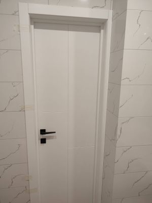 В деревянной двери аккуратно проделано отверстие, установлена фурнитура, закреплена ручка. Замок надежно вмонтирован, обеспечивая плавное закрытие и открытие.