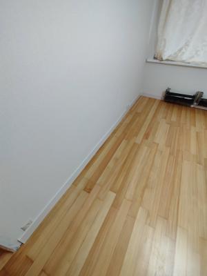 Устройство пластикового плинтуса с кабелем