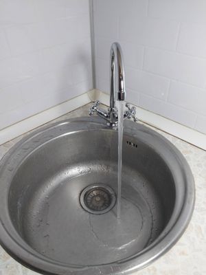 Установка раковины с тумбой