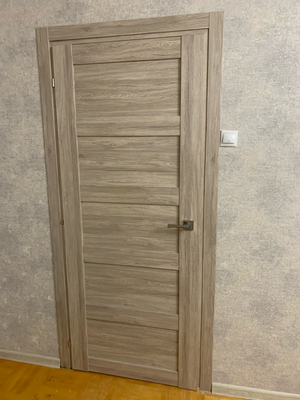 Установлены дополнительные элементы вокруг дверного проема, обеспечивающие завершенный и аккуратный вид. Все детали тщательно подогнаны и закреплены для надежности и эстетики.