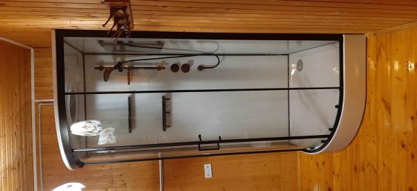 Установлено ограждение с дверцами, подключены гидромассажные форсунки, закреплены полки, подведены коммуникации, проверена герметичность, отрегулированы элементы, завершена сборка.