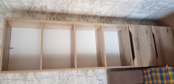 Собран деревянный стеллаж с полками и ящиками. Установлены крепления для устойчивости. Работа выполнена аккуратно, конструкция надежная, готова к использованию.